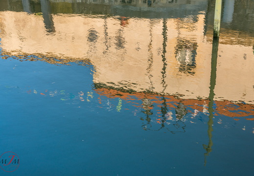 Reflets Dans le Port